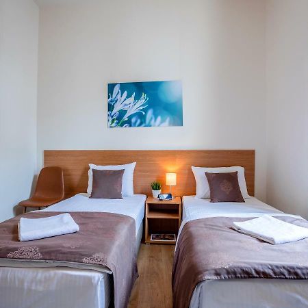 Booking En Suite Belgrado Exterior foto
