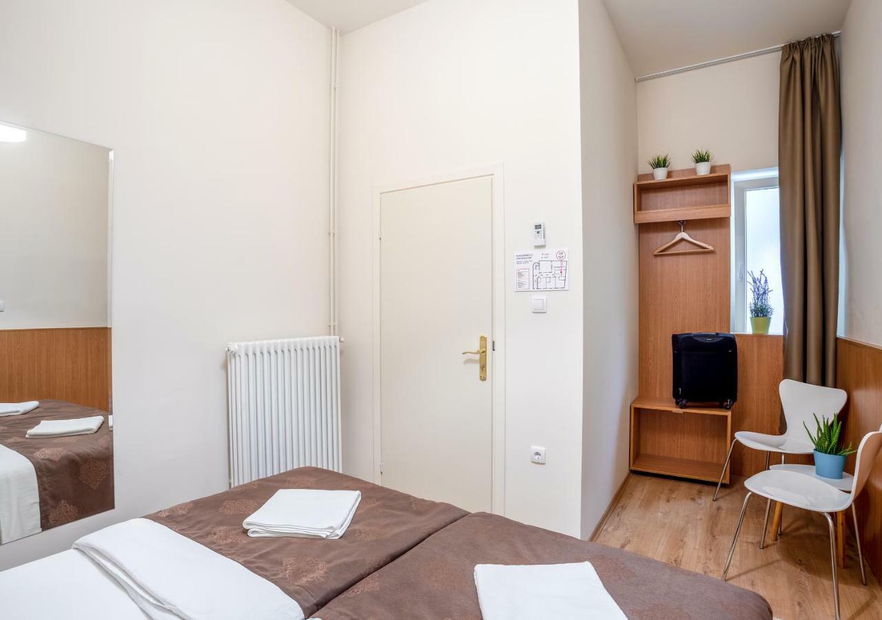 Booking En Suite Belgrado Exterior foto